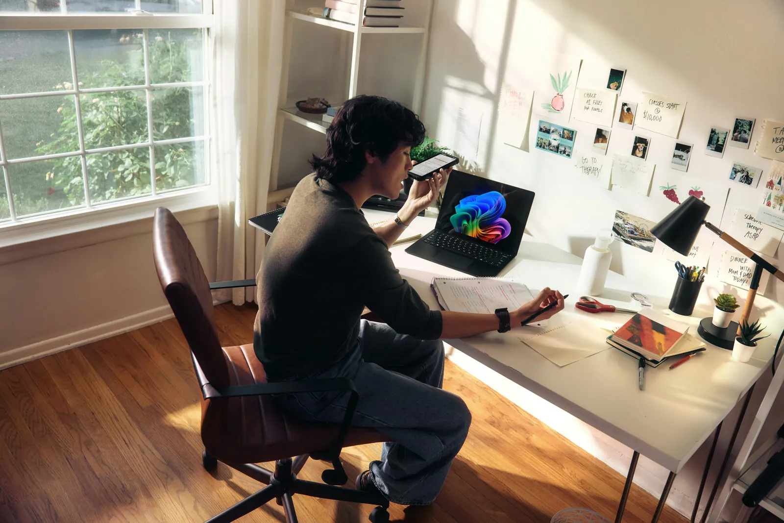 Persona trabajando con Copilot