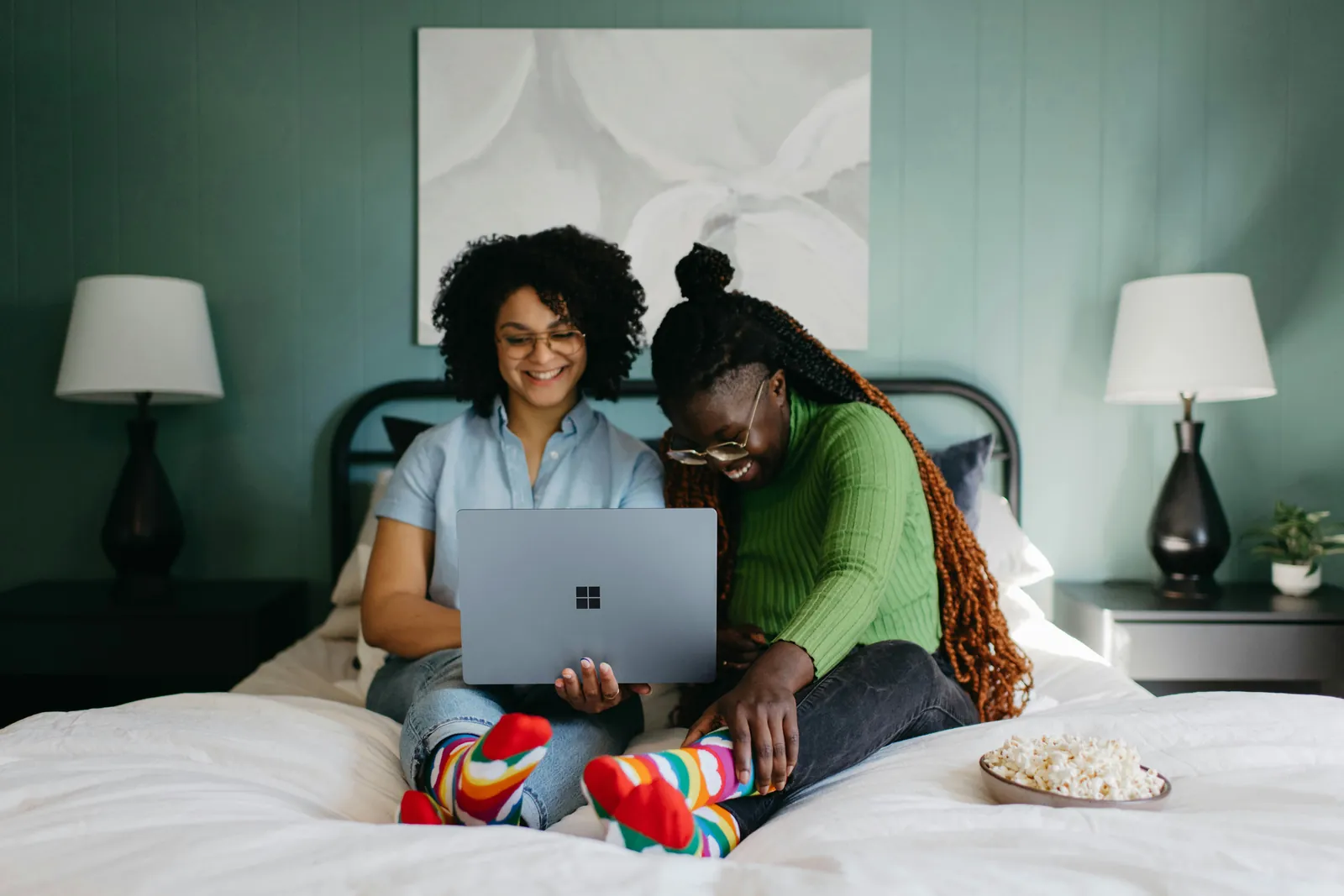 Dos personas trabajando juntas en una laptop Surface